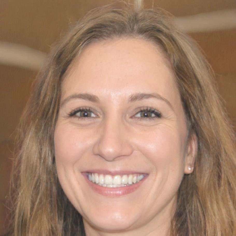 Retrato profesional de Raquel Montes, instructora especializada en gestión de deuda